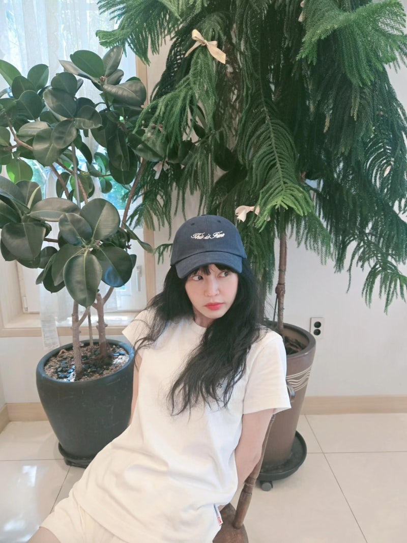 The OG TV ratings fairy looks ageless in ivory puff sleeves—Lee Young-ah nails effortless summer elegance