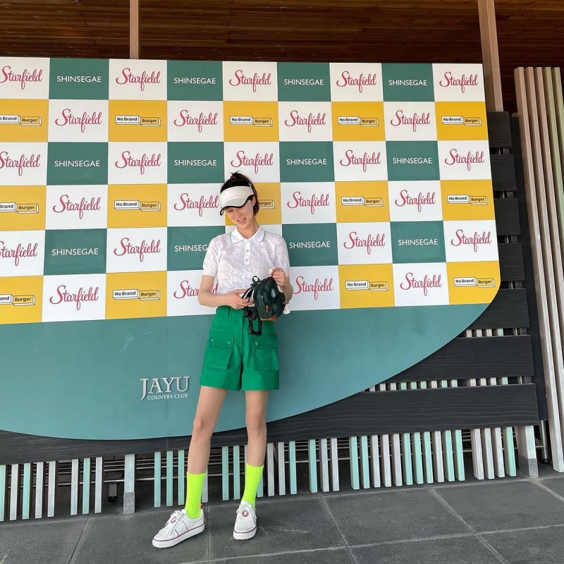 44 Years Old and It Doesn't Register. Lee Soo-kyung Takes Golf Fashion Seriously.