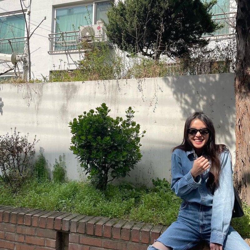 All Smiles Are Warmth, Deadpan Reads as Ice — Meet the Chameleon Actress Rocking Denim-on-Denim Like a Gen-Z Summer Dream
