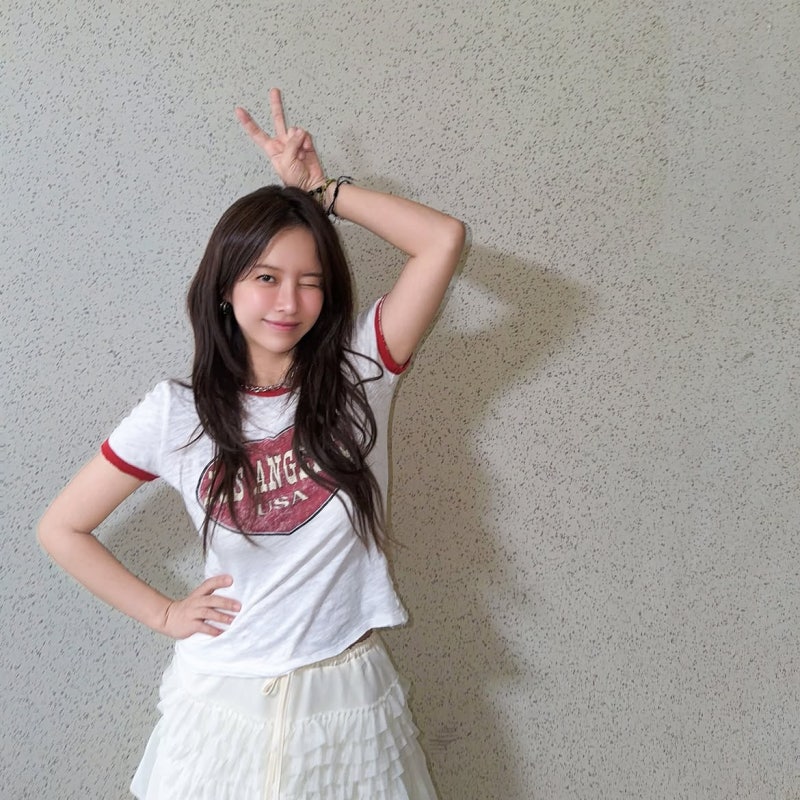 Trot Singer Who Survived 8 Years as a Trainee and 8 Years Unknown Brings Major Bright Energy to Summer Casual Dressing