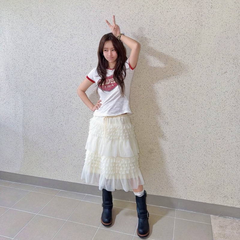 Trot Singer Who Survived 8 Years as a Trainee and 8 Years Unknown Brings Major Bright Energy to Summer Casual Dressing