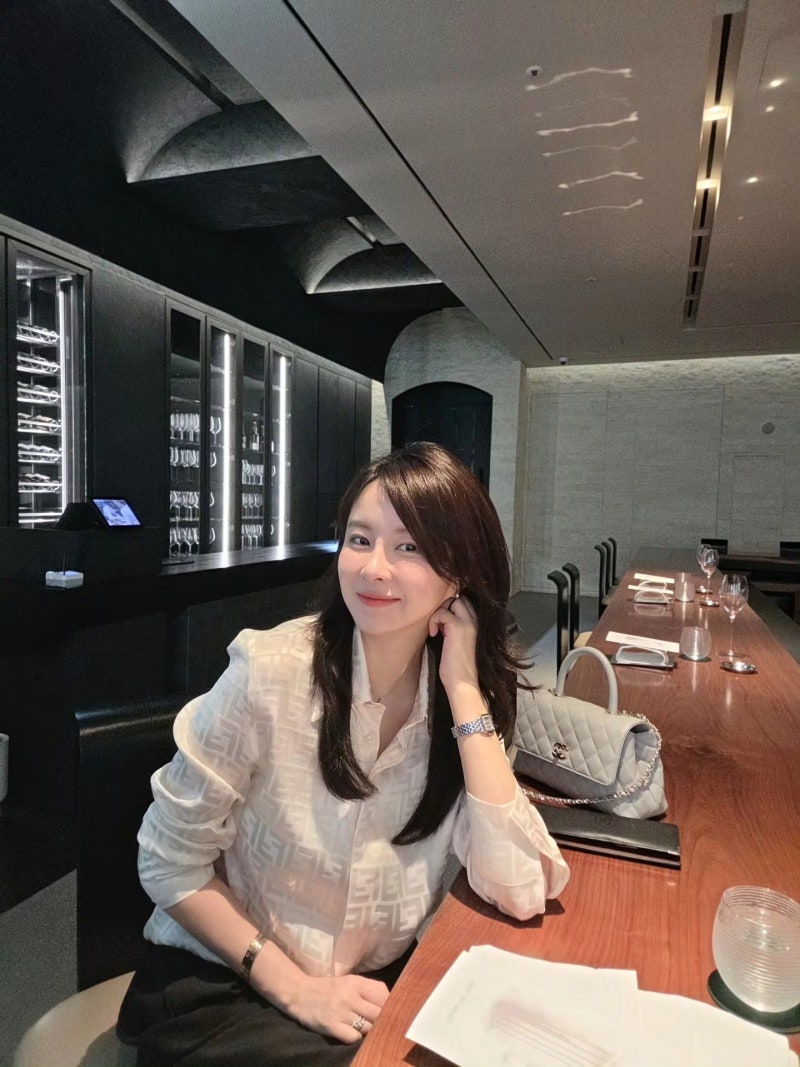 Trot Singer Who Survived 8 Years as a Trainee and 8 Years Unknown Brings Major Bright Energy to Summer Casual Dressing