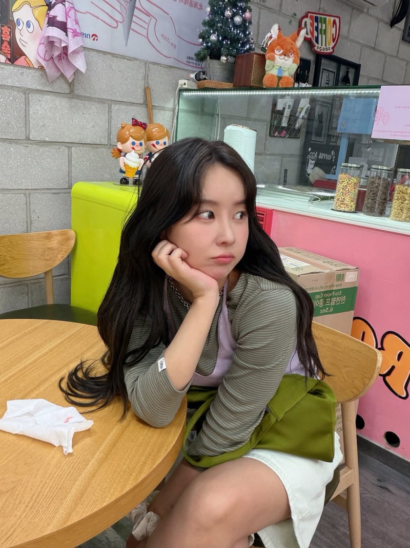 Trot Singer Who Survived 8 Years as a Trainee and 8 Years Unknown Brings Major Bright Energy to Summer Casual Dressing