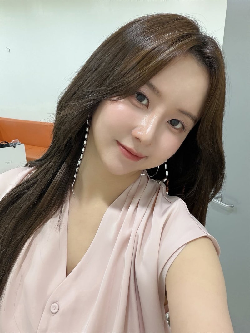 Trot Singer Who Survived 8 Years as a Trainee and 8 Years Unknown Brings Major Bright Energy to Summer Casual Dressing