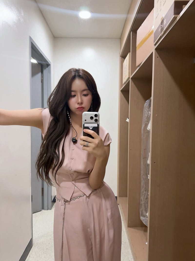 Trot Singer Who Survived 8 Years as a Trainee and 8 Years Unknown Brings Major Bright Energy to Summer Casual Dressing