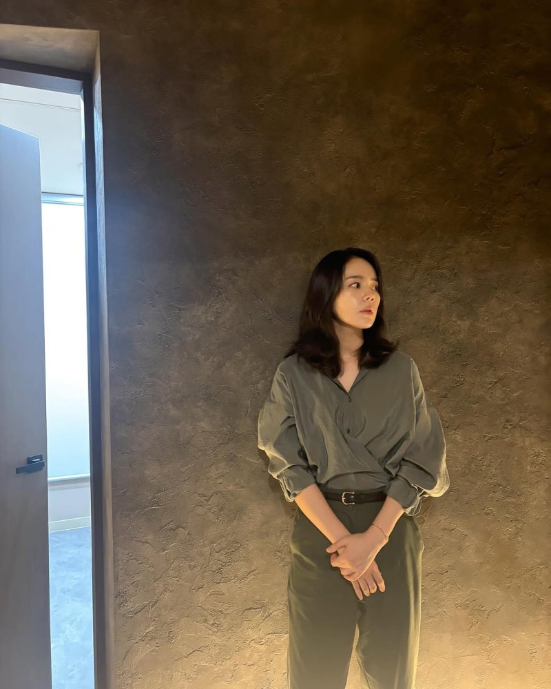 Everyone Knew Her as a Screen Goddess. Then She Went on a Variety Show and Everything Changed: Han Ga-in Nails Autumn Casual in Three Unexpected Ways