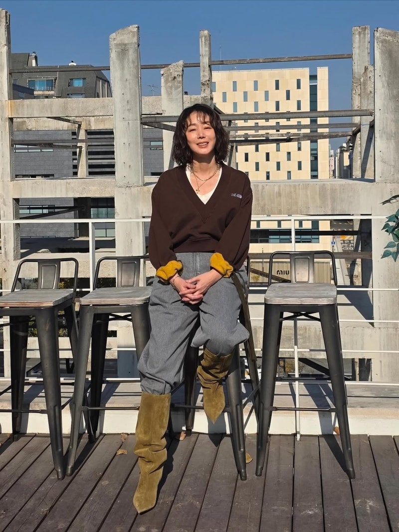 Actress Kim Sung-ryung at 50+ Still Pulling Off Brown Knit Luxury and the Kind of Ease Most People Only Dream About