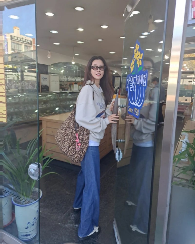 Actress Lee Tae-ran Proves She Can Wear It All—from Crisp Blazers to Comfy Denim