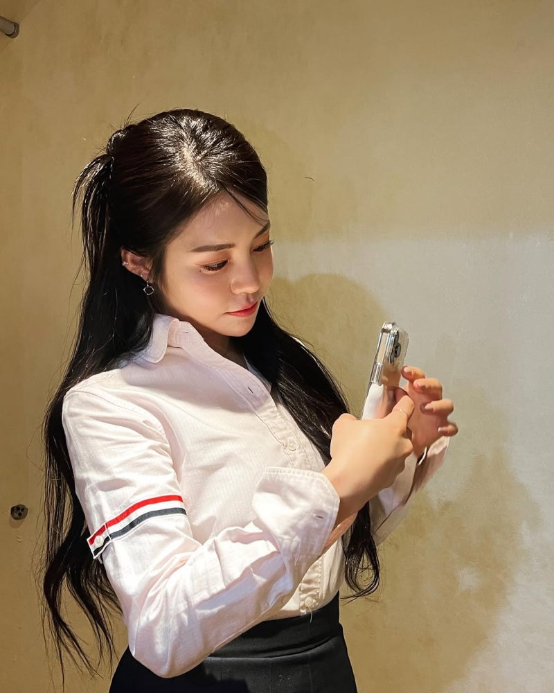 From 4-Year-Old Song to Chart Peak: Nam Yu-jeong's Travel Casual Style
