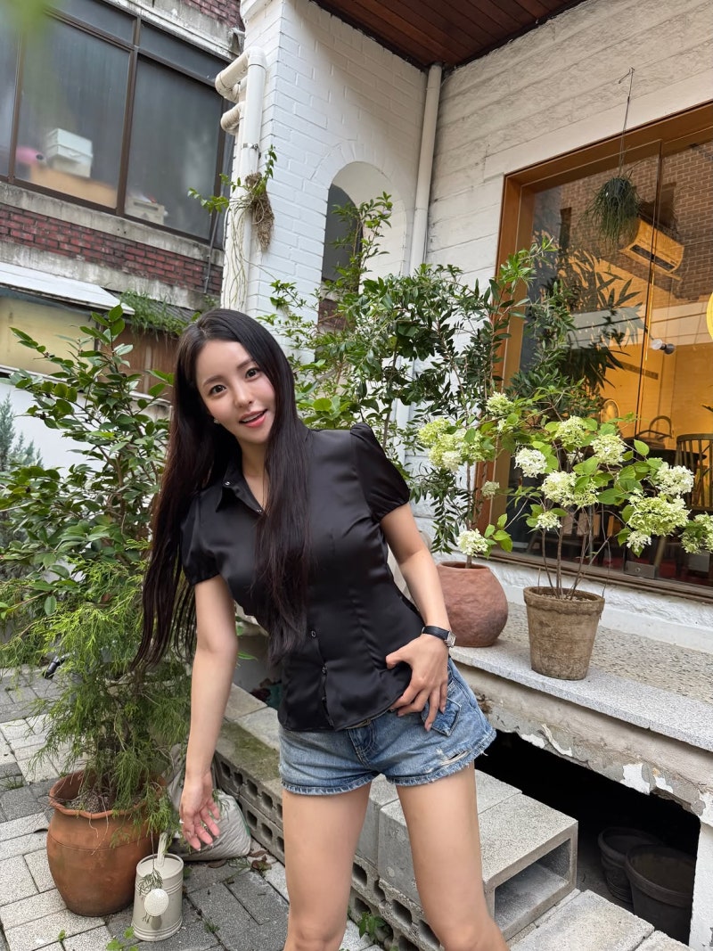 From 4-Year-Old Song to Chart Peak: Nam Yu-jeong's Travel Casual Style