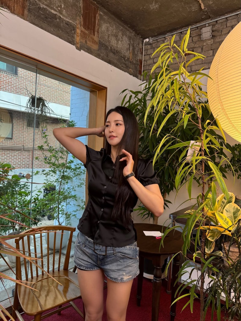 From 4-Year-Old Song to Chart Peak: Nam Yu-jeong's Travel Casual Style