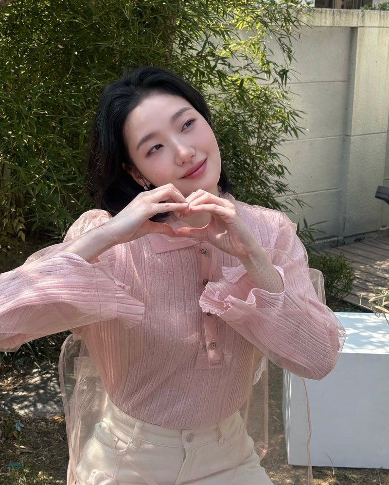 From Red Carpet to Neighborhood Corner: Kim Go-eun Rotates Through Four Distinct Styles in a Single Season