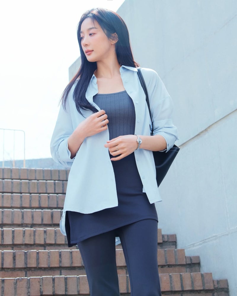 Office Icon Across Two Decades: Lee Chung-ah Proves Blue Shirts, White Blouses, Knit Layers, and Coach Bags Never Age