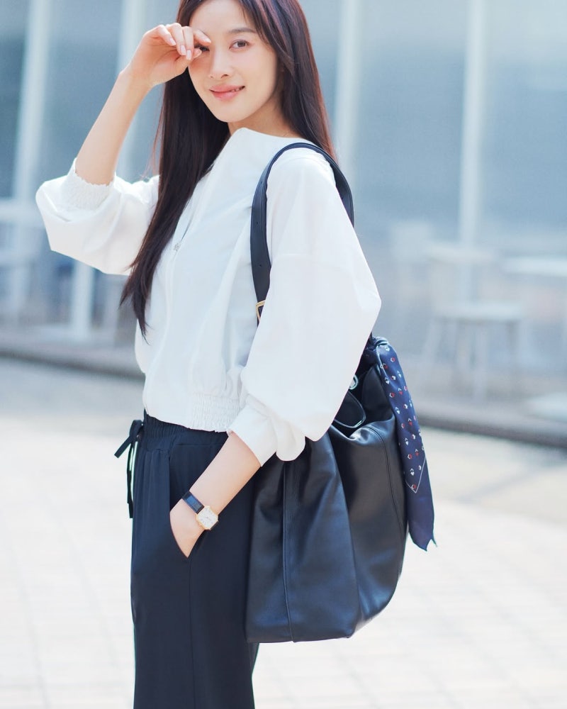 Office Icon Across Two Decades: Lee Chung-ah Proves Blue Shirts, White Blouses, Knit Layers, and Coach Bags Never Age