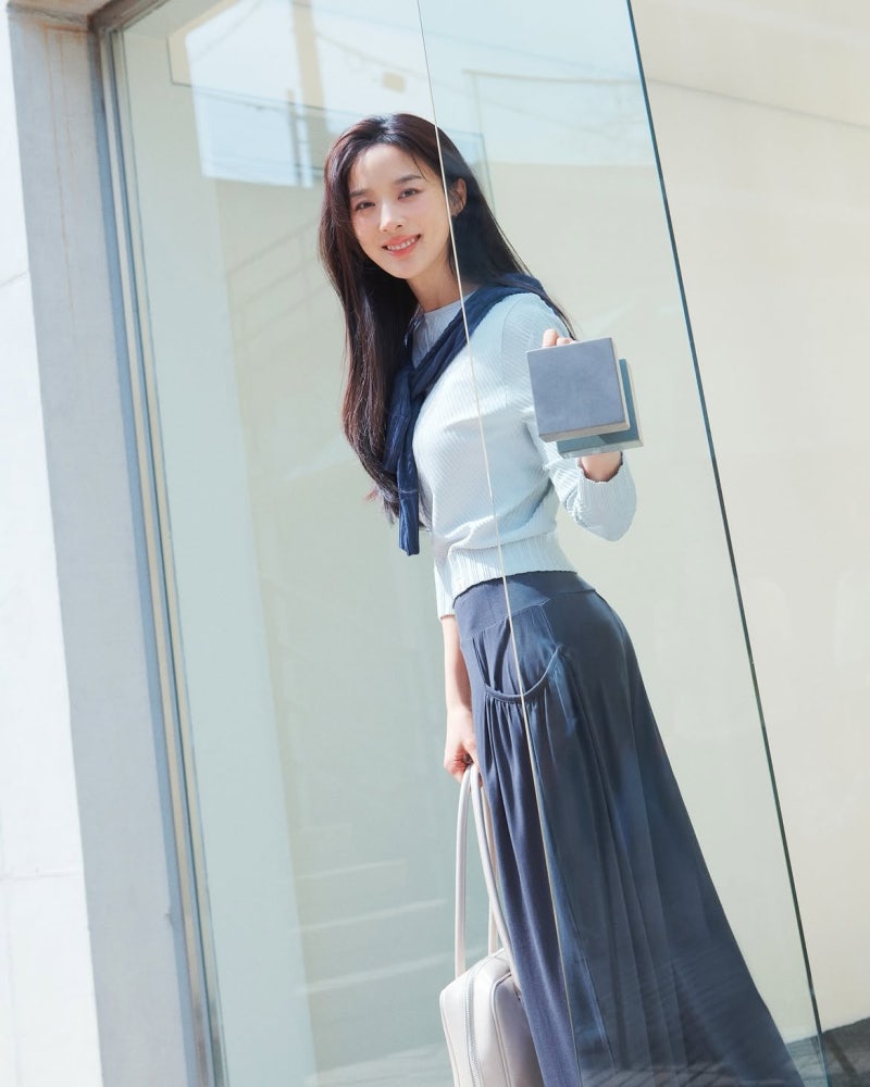 Office Icon Across Two Decades: Lee Chung-ah Proves Blue Shirts, White Blouses, Knit Layers, and Coach Bags Never Age
