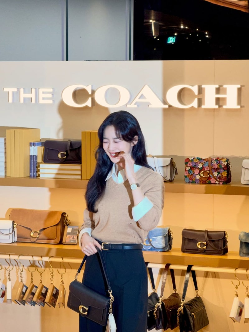 Office Icon Across Two Decades: Lee Chung-ah Proves Blue Shirts, White Blouses, Knit Layers, and Coach Bags Never Age