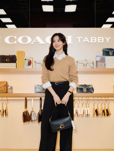 Office Icon Across Two Decades: Lee Chung-ah Proves Blue Shirts, White Blouses, Knit Layers, and Coach Bags Never Age