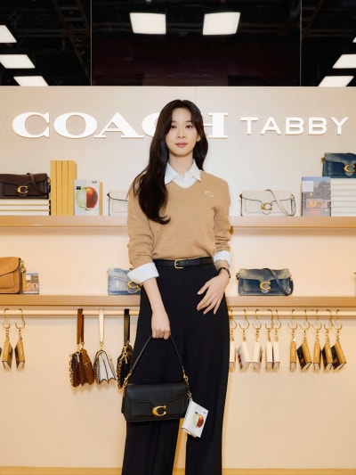 Office Icon Across Two Decades: Lee Chung-ah Proves Blue Shirts, White Blouses, Knit Layers, and Coach Bags Never Age