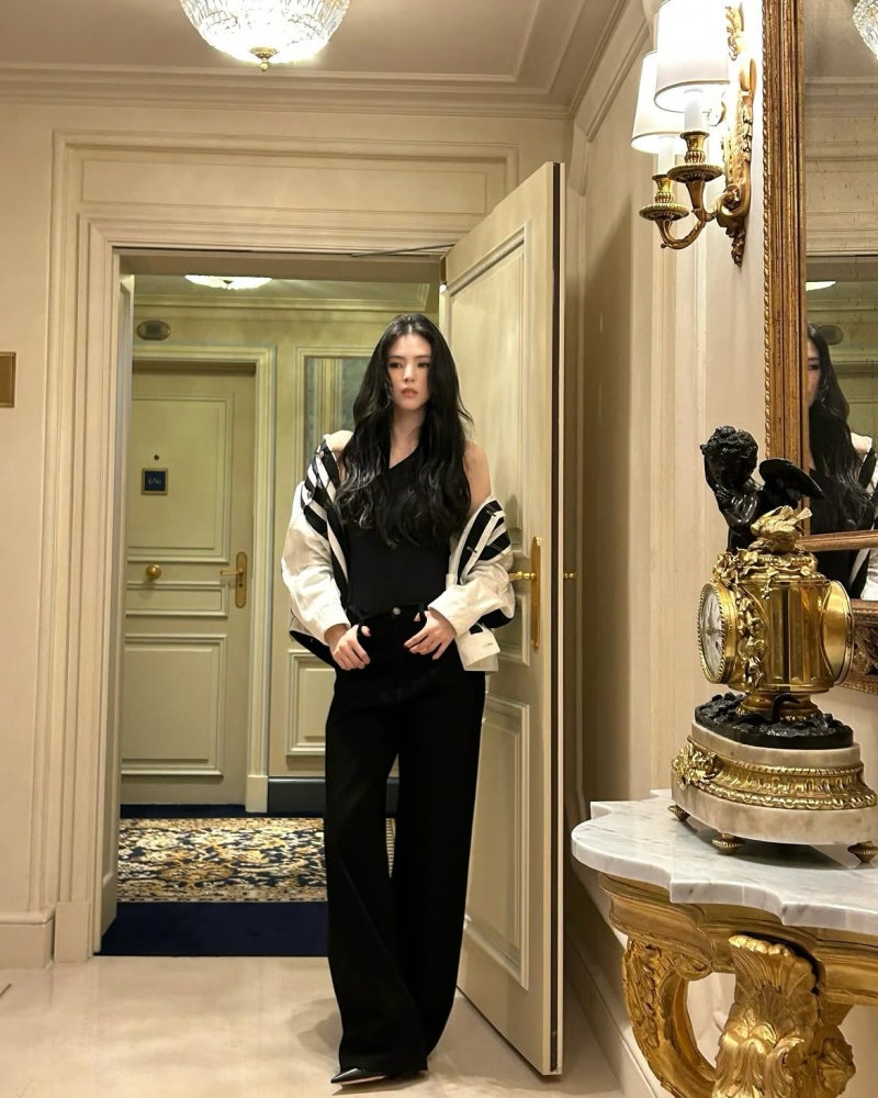 From Breakout Role to Icon: Han So-hee Balances Dior Minimalism, All-Black Attitude, and Sportswear Freshness