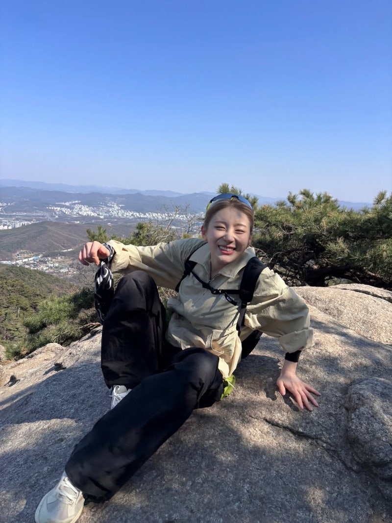Center Energy: Lee Chae-yeon's Performance Queen Aesthetic in Hiking Gear and Sequins