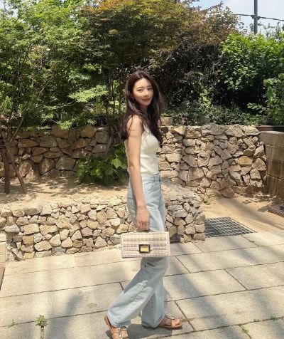 Lee Joo-bin's Four Seasons of Style: From File-Photo Viral Moment to Chic Office to Cafe Calm