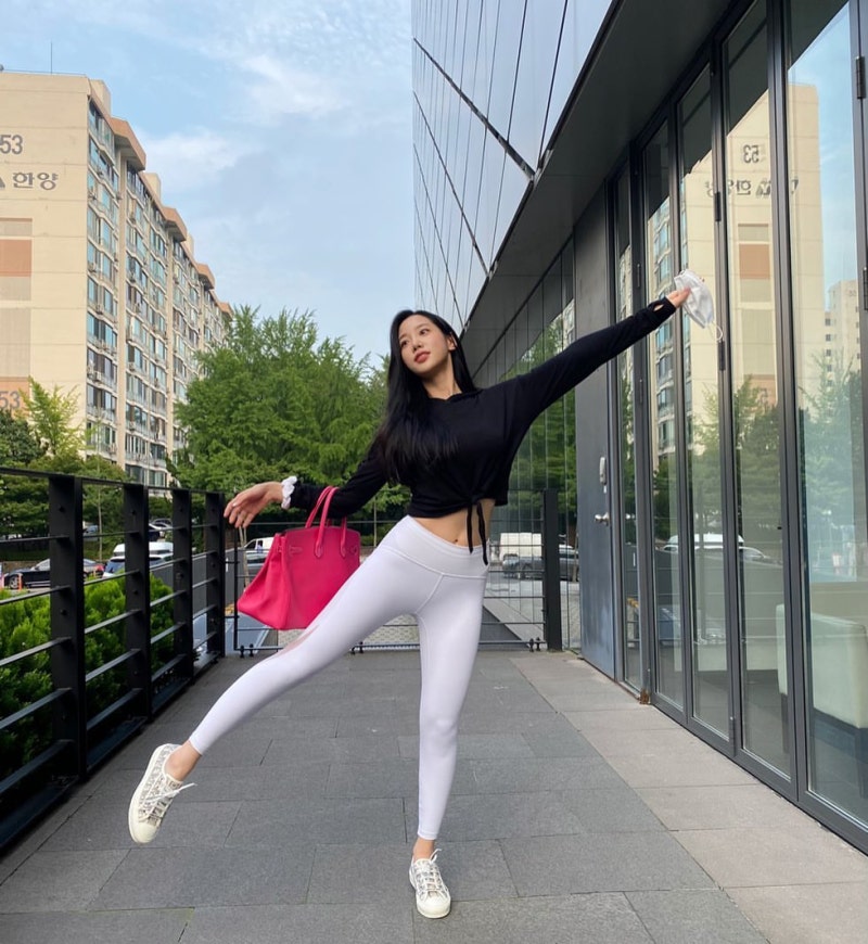 Shin Ji-won's Energy Shift—From Athlete to Red-Carpet Siren in Seconds