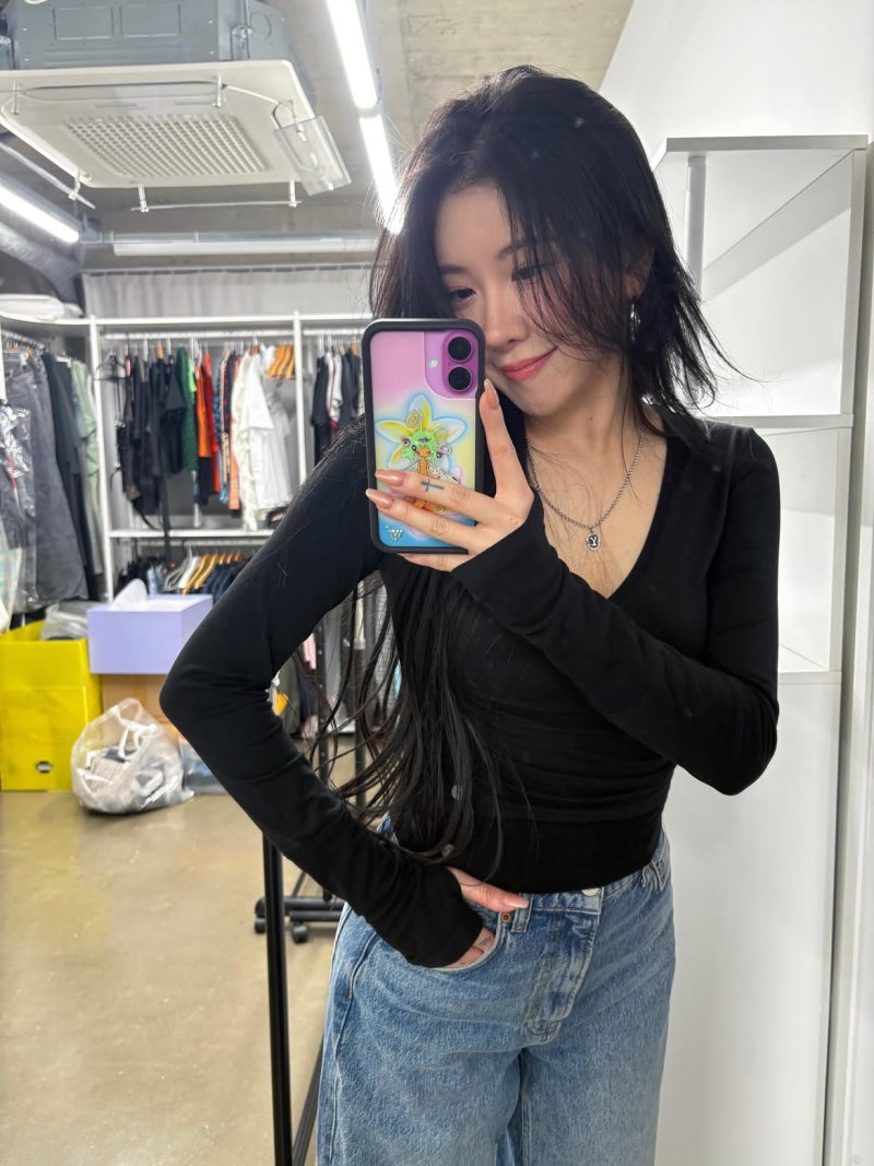 The Artist Who Chose Her Own Lane: Baek Ye-rin's Three Looks in Black, Silver & Band Energy