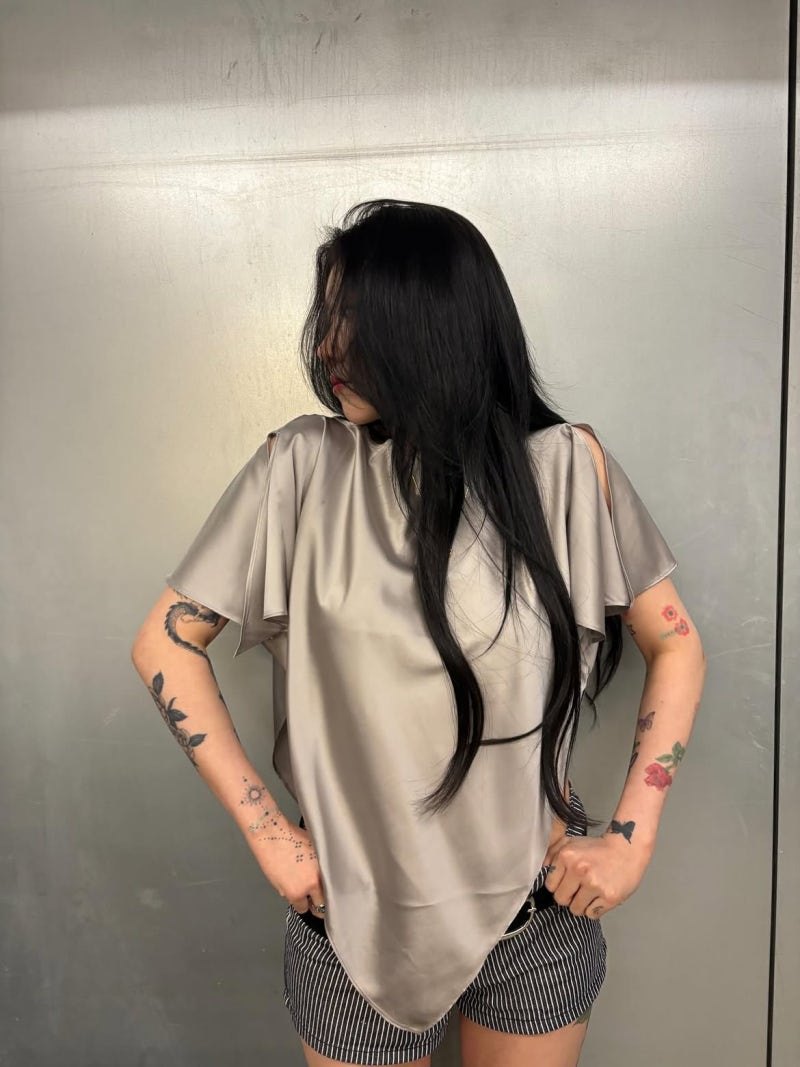 The Artist Who Chose Her Own Lane: Baek Ye-rin's Three Looks in Black, Silver & Band Energy