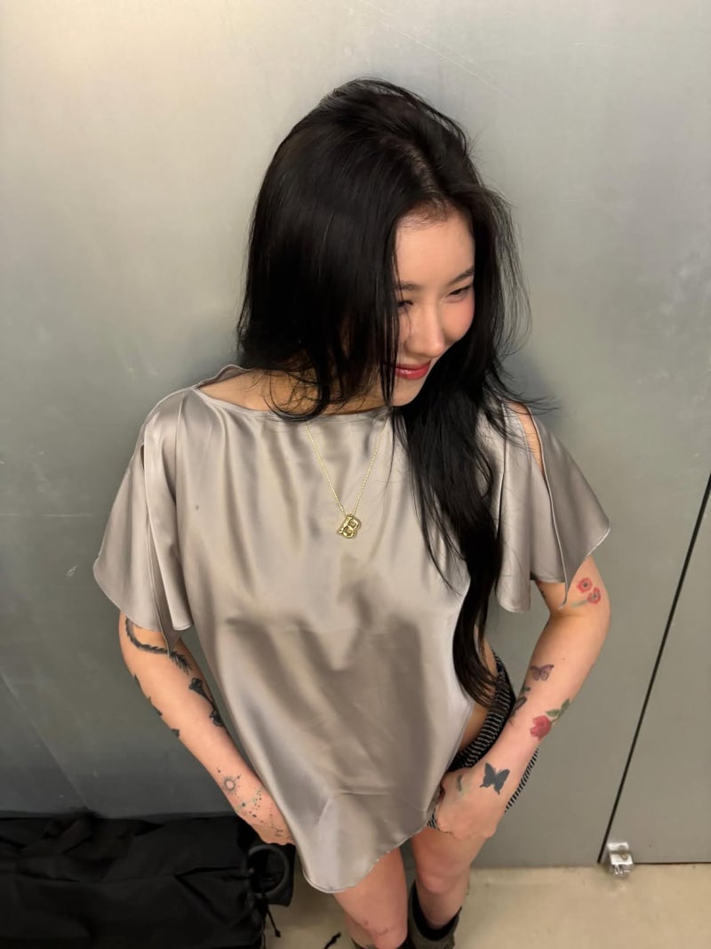 The Artist Who Chose Her Own Lane: Baek Ye-rin's Three Looks in Black, Silver & Band Energy