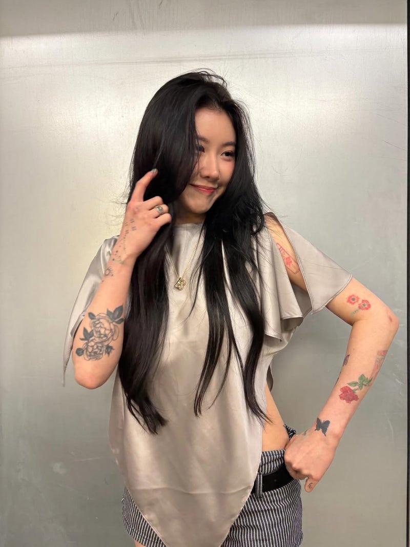 The Artist Who Chose Her Own Lane: Baek Ye-rin's Three Looks in Black, Silver & Band Energy