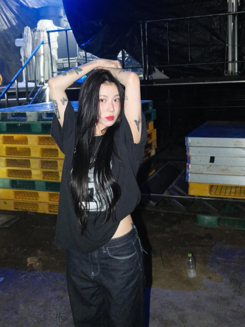 The Artist Who Chose Her Own Lane: Baek Ye-rin's Three Looks in Black, Silver & Band Energy