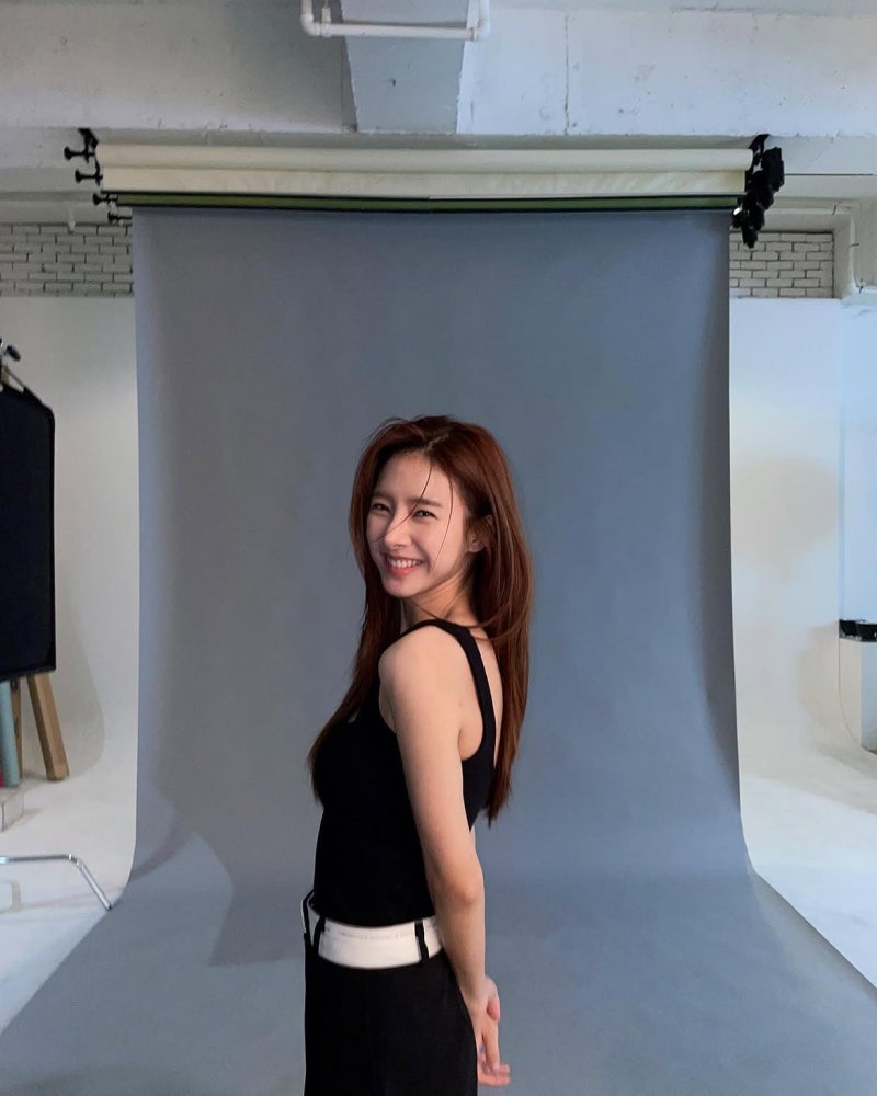 The Box Office Closer: Kim So-eun's Refined Four-Look Gallery From Gallery Floors to Camel Suede Transit
