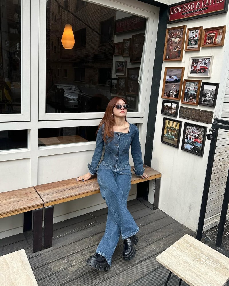 The Box Office Closer: Kim So-eun's Refined Four-Look Gallery From Gallery Floors to Camel Suede Transit