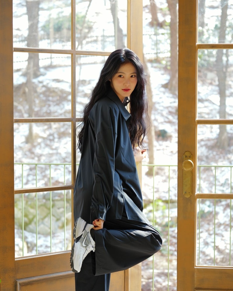 Shin Ye-eun's Autumn Palette: Four Outfits That Prove Versatility Doesn't Mean Shapeshifting