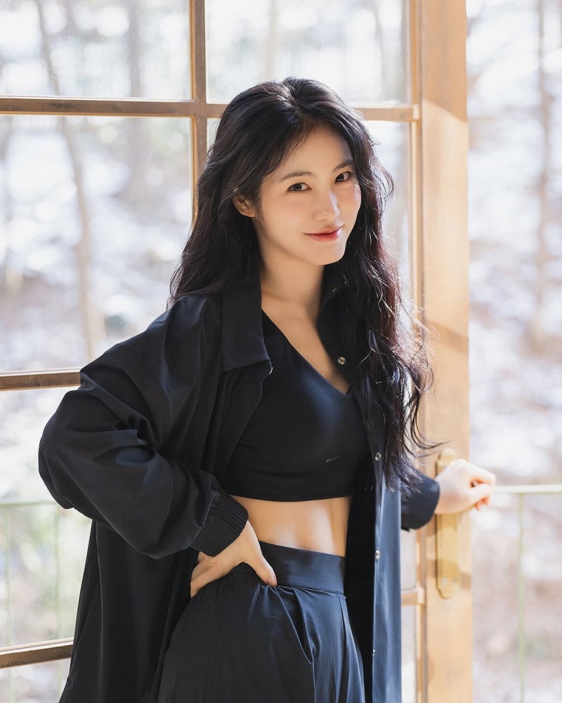 Shin Ye-eun's Autumn Palette: Four Outfits That Prove Versatility Doesn't Mean Shapeshifting