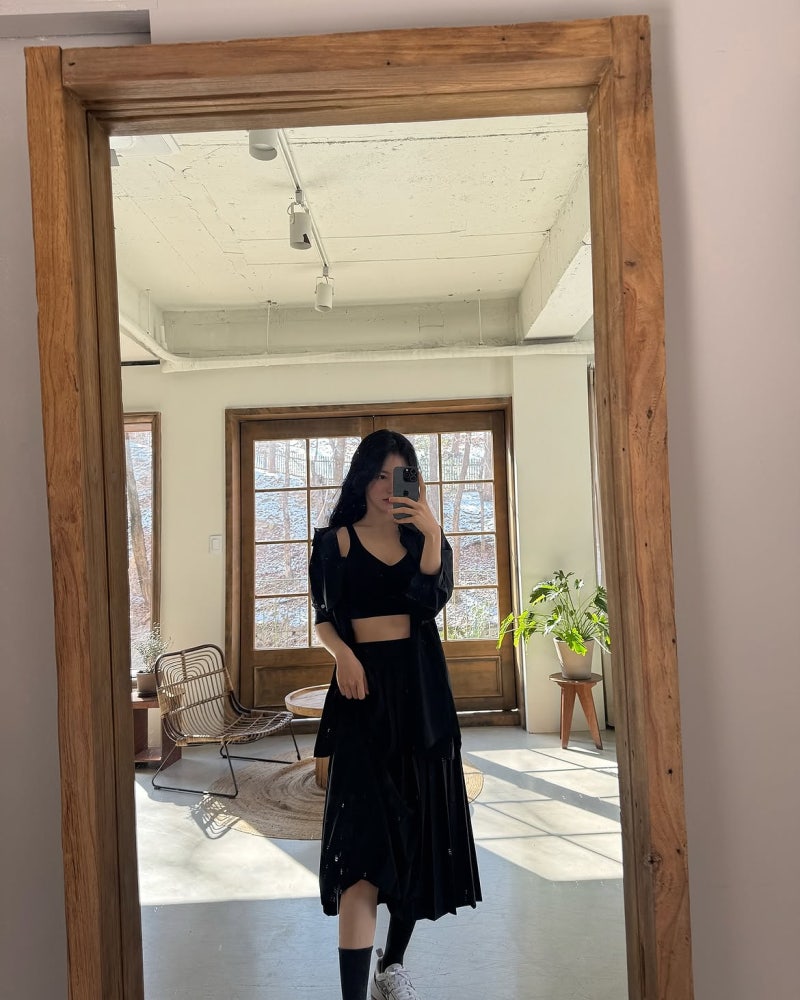 Shin Ye-eun's Autumn Palette: Four Outfits That Prove Versatility Doesn't Mean Shapeshifting