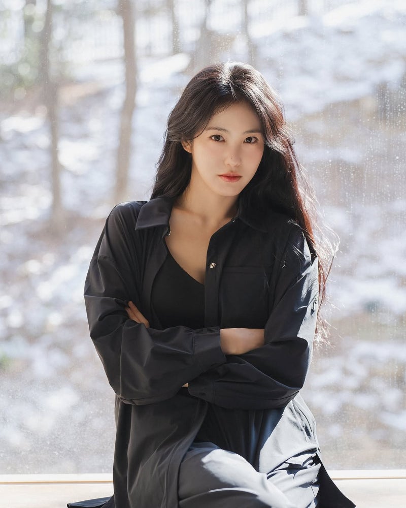 Shin Ye-eun's Autumn Palette: Four Outfits That Prove Versatility Doesn't Mean Shapeshifting