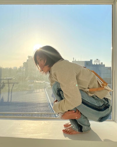 Bae Da-bin on How to Use Negative Space Like a Model