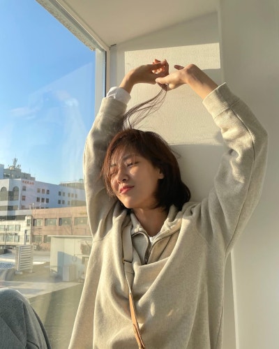 Bae Da-bin on How to Use Negative Space Like a Model