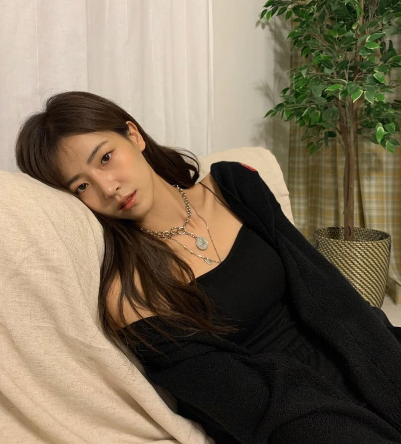 Bae Da-bin on How to Use Negative Space Like a Model
