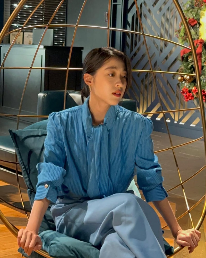How Choi Sung-eun Wears Lace Without the Drama