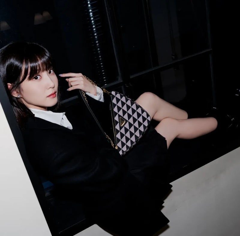 An outfit accented by a single brown bag, "of an actress with impressive clear beauty" who started as a 5-year-old model and became a Grand Prize-winning actor.