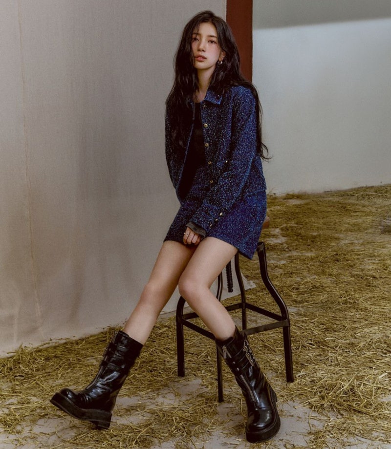 The casting director reportedly picked her saying they had never seen anything like it before... The "Chic Autumn Leather Jacket and Skirt Look" of an actress who has it all: singing, dancing, and looks.
