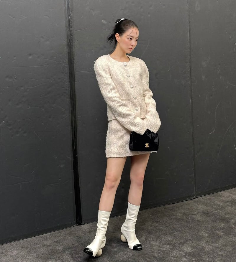 The actress with an exceptionally lovely smile who filmed while hiding an ankle injury for the drama... "Effortless styling with just a knit cardigan"