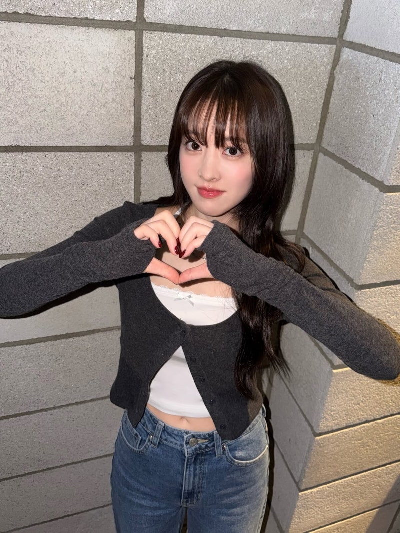 The actress with an exceptionally lovely smile who filmed while hiding an ankle injury for the drama... "Effortless styling with just a knit cardigan"