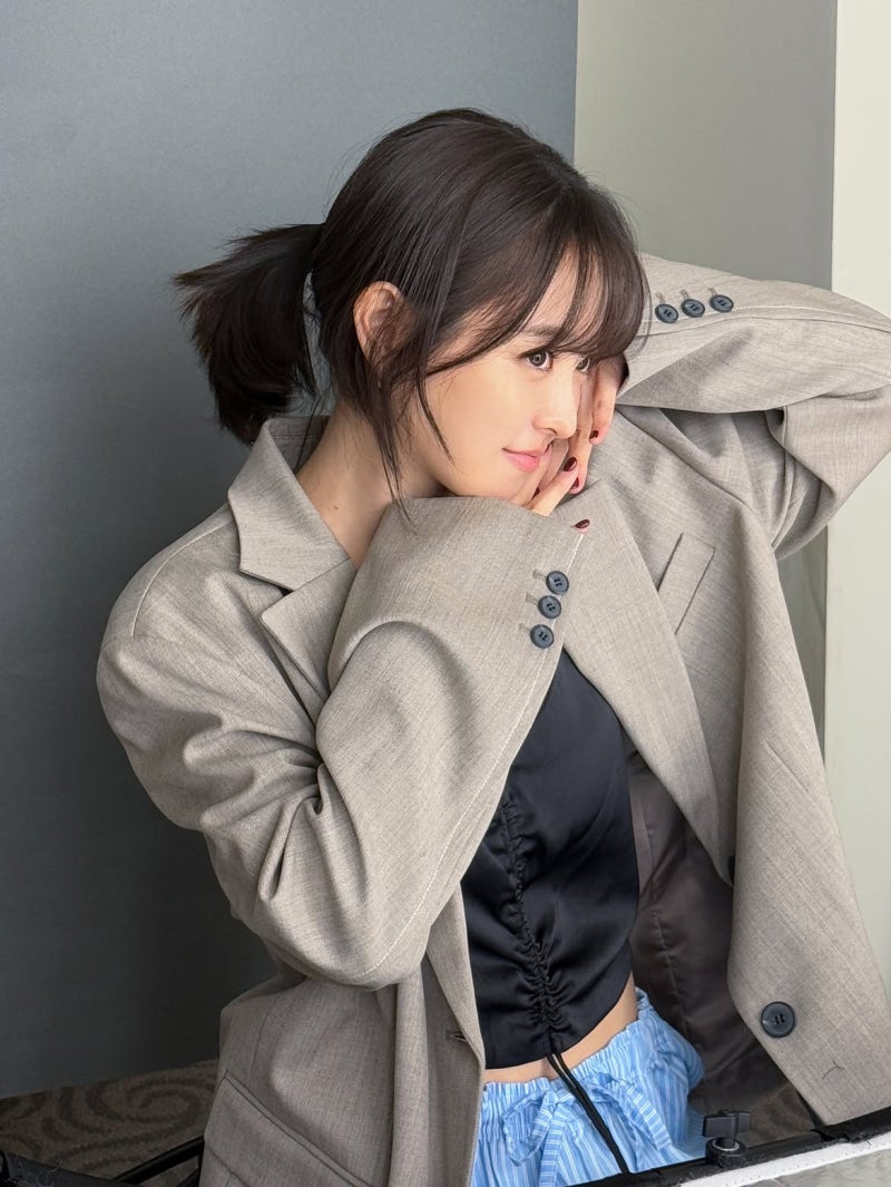 The actress with an exceptionally lovely smile who filmed while hiding an ankle injury for the drama... "Effortless styling with just a knit cardigan"