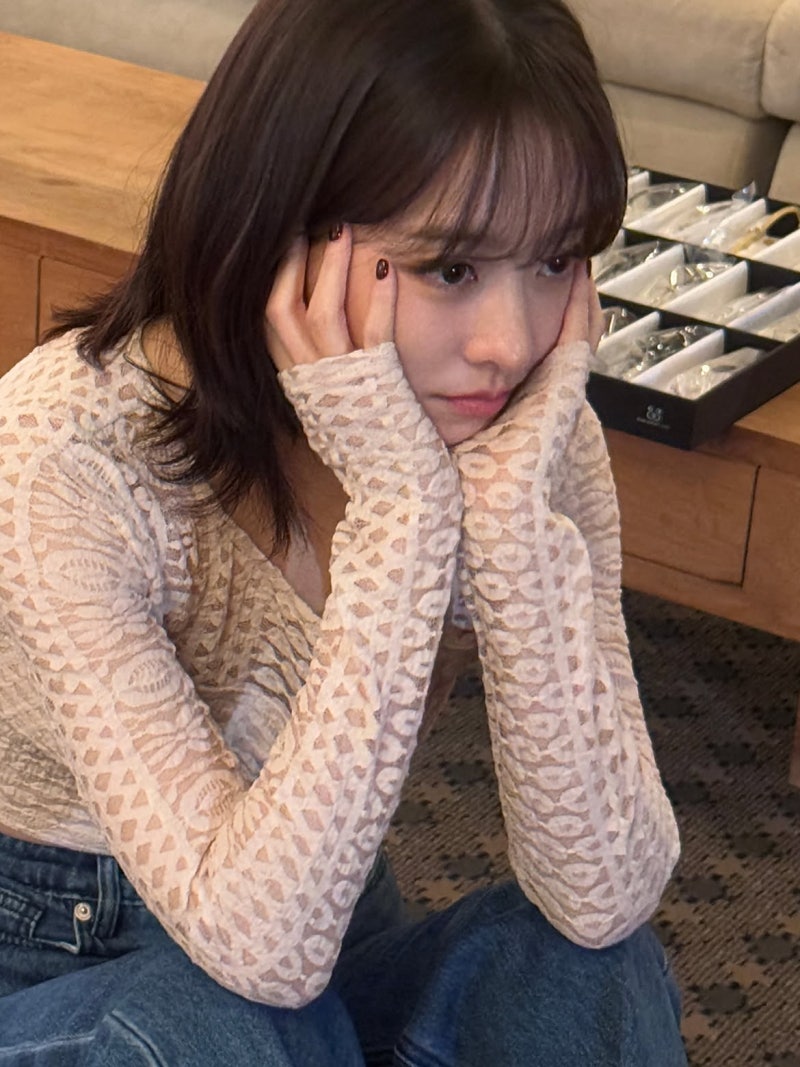 The actress with an exceptionally lovely smile who filmed while hiding an ankle injury for the drama... "Effortless styling with just a knit cardigan"