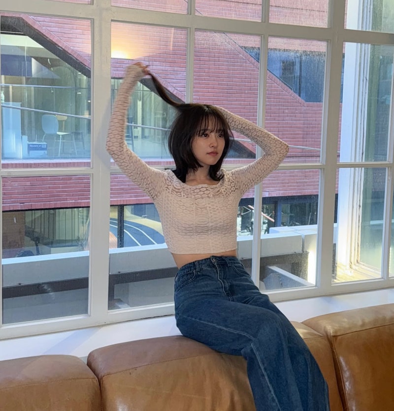 The actress with an exceptionally lovely smile who filmed while hiding an ankle injury for the drama... "Effortless styling with just a knit cardigan"