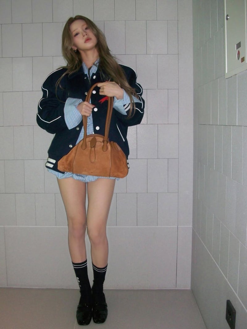 The brown suede cafe look of "the female singer who never knew how to give up," who reportedly went in person to ask to be picked again after passing the third round of the audition.