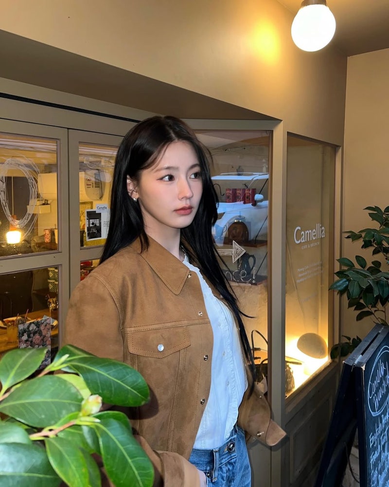 The brown suede cafe look of "the female singer who never knew how to give up," who reportedly went in person to ask to be picked again after passing the third round of the audition.